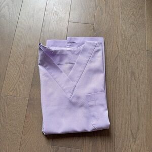 STAINED LAVENDER SCRUBS SHIRT